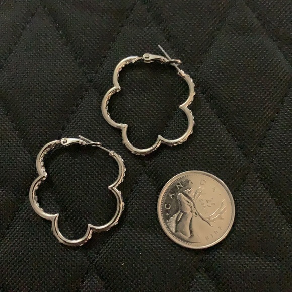 โญ๏ธ 10-4-$10- Faux Bling Flower Earrings - Picture 5 of 8